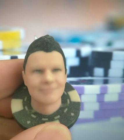 3d poppetje op een pokerfiche 3d selfie The Bobbleshop